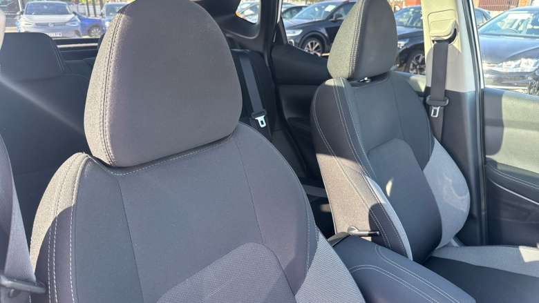 Nissan Qashqai 1.2 DiG-T N-Connecta 5dr Petrol Hatchback